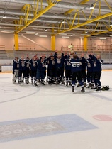 Voittajajoukkueen juhlintaa